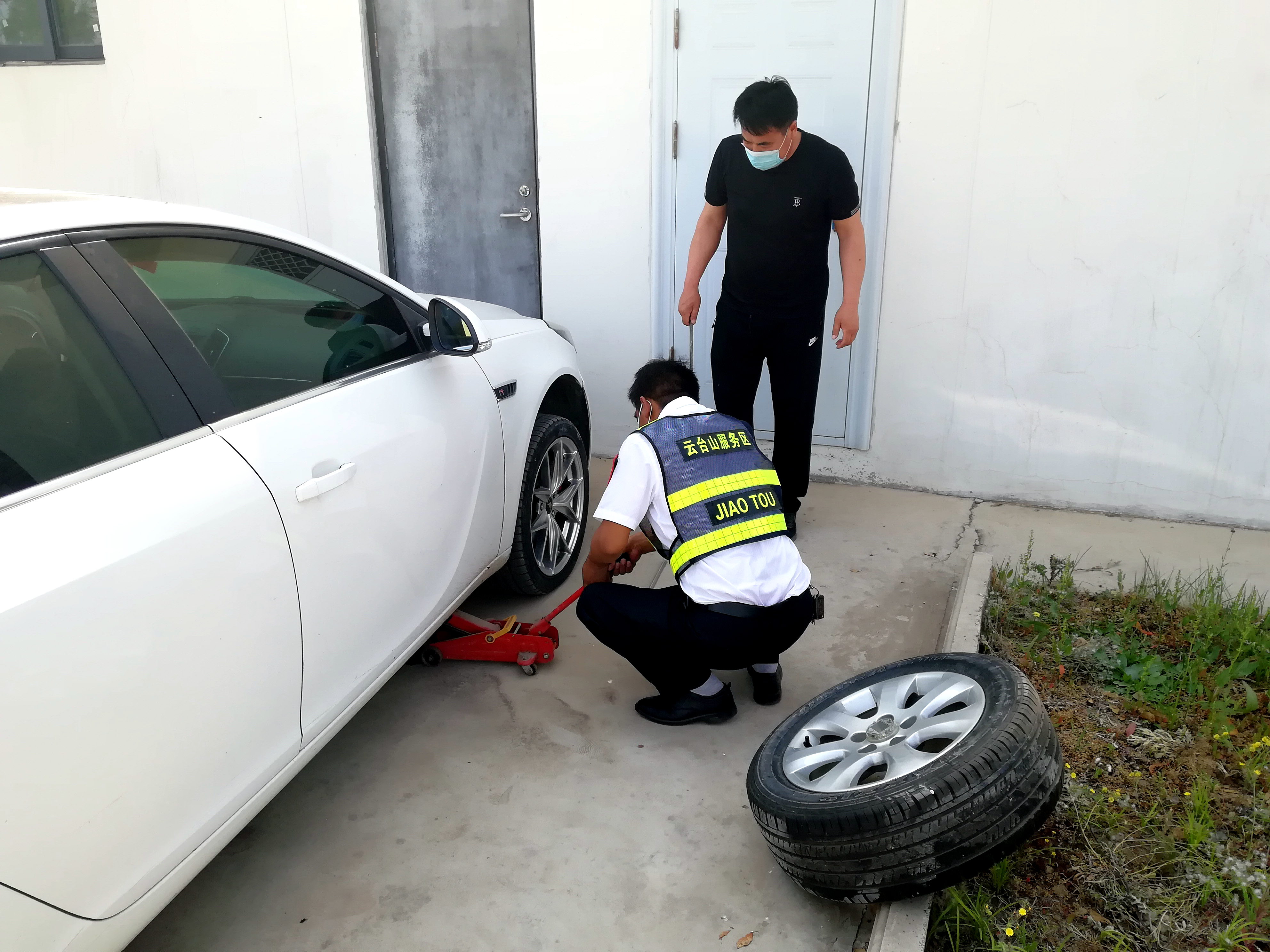 云臺山服務區幫助司乘更換輪胎.jpg 云臺山服務區幫助司乘更換輪胎.jpg