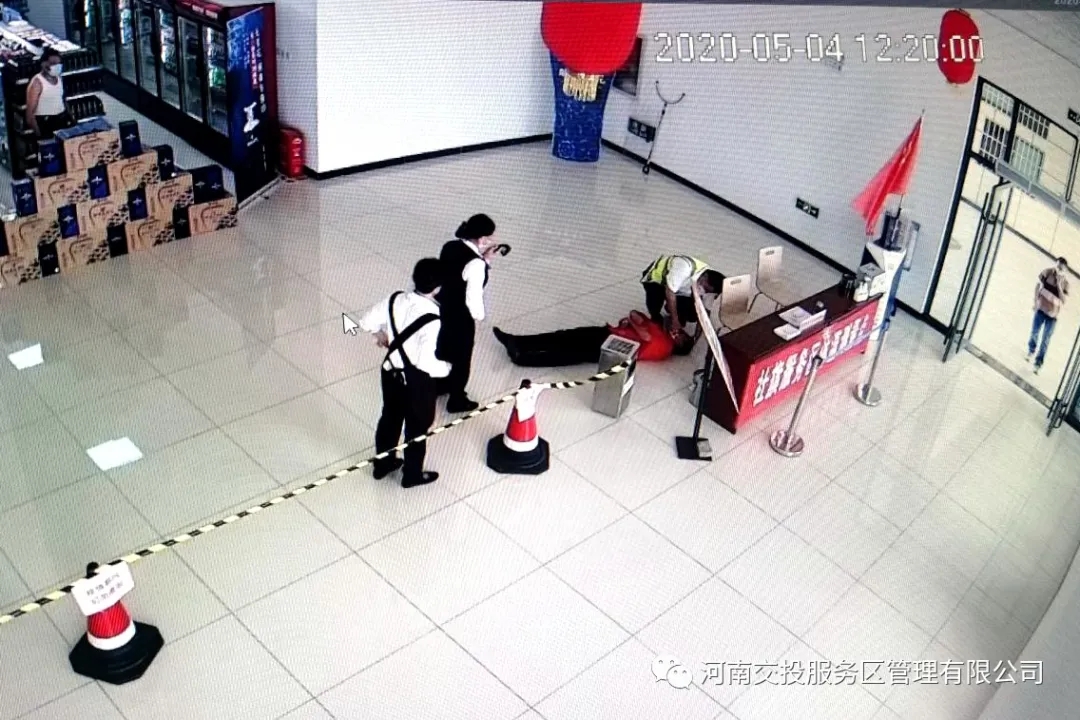 社旗服務區及時搶救昏迷顧客.jpg 社旗服務區及時搶救昏迷顧客.jpg