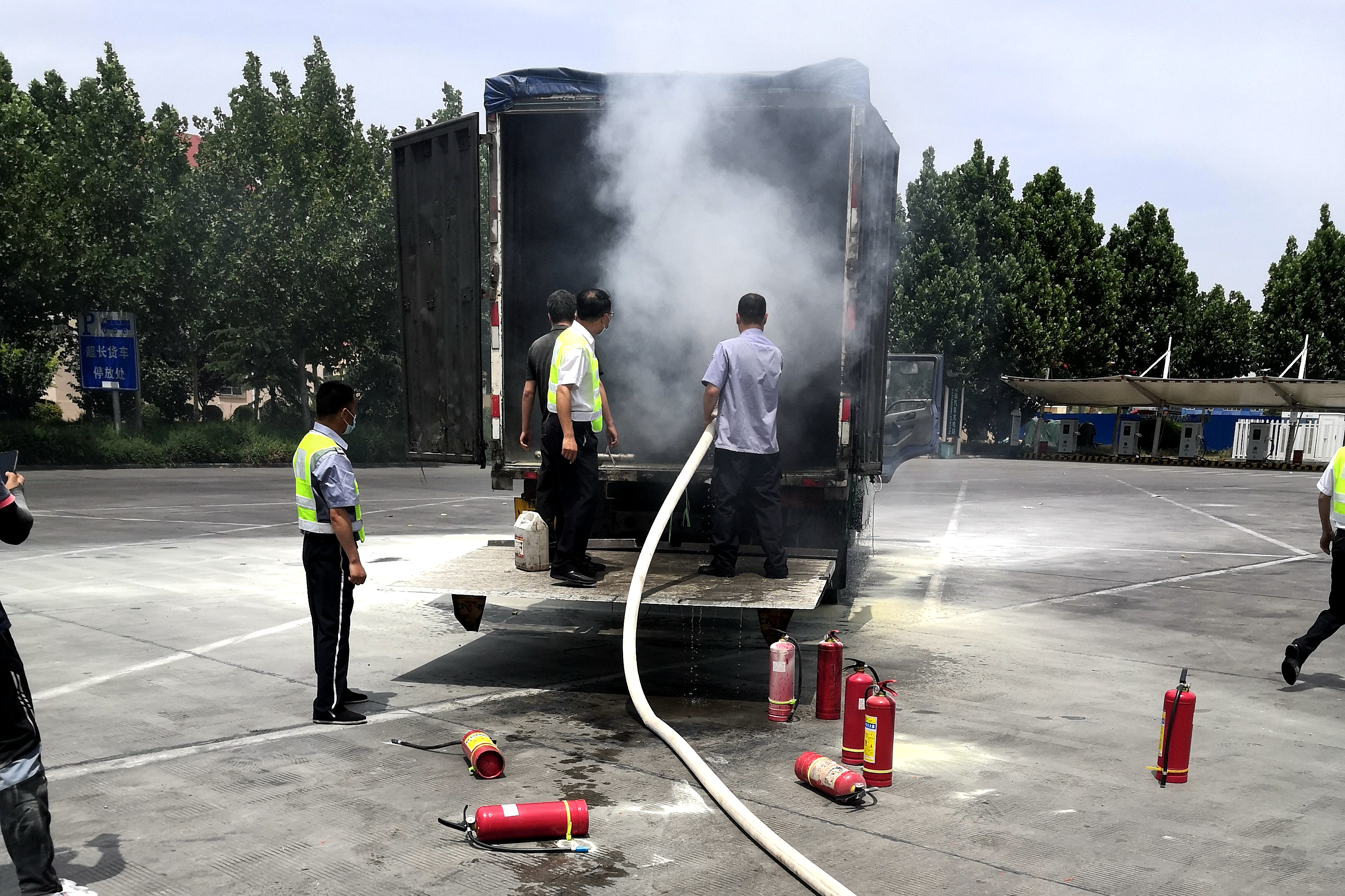 圖說:6月4日,一輛車牌號為豫AV5812的物流運輸車在行駛途中起火,洛陽服務區全力救援受贊譽.jpg 圖說:6月4日,一輛車牌號為豫AV5812的物流運輸車在行駛途中起火,洛陽服務區全力救援受贊譽.jpg