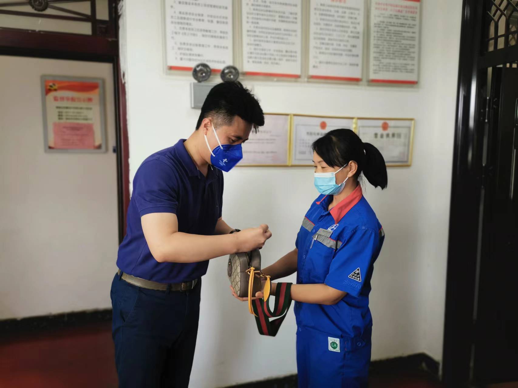 2022年6月18日高速石化許昌加油站員工師曉莉拾金不昧圖片，拍攝人：徐姍 (1).jpg