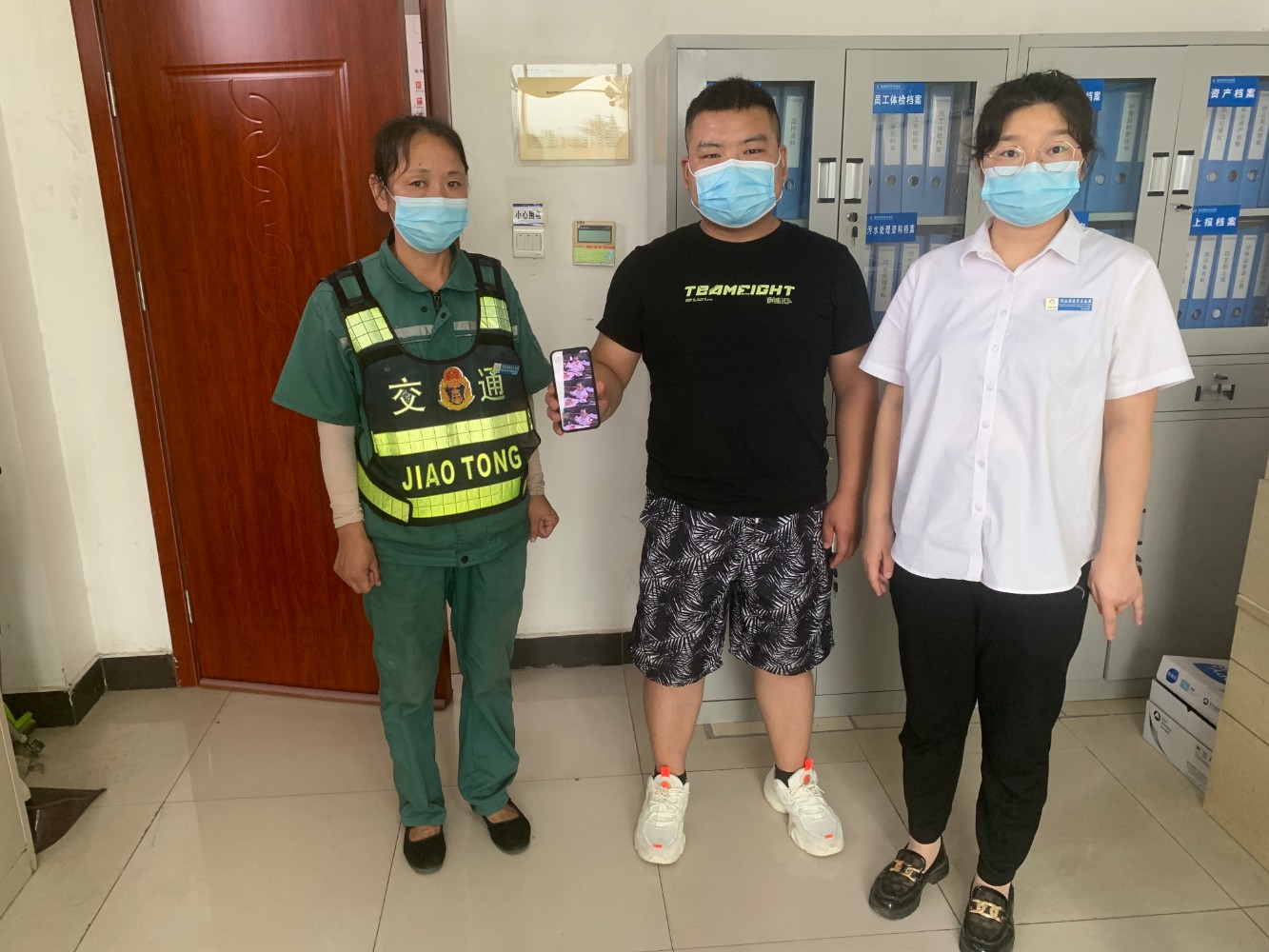 7月16日澠池西停車南區(qū)拾金不昧揚道德 服務為民踐初馬躍鴻 攝.jpg 7月16日澠池西停車南區(qū)拾金不昧揚道德 服務為民踐初馬躍鴻 攝.jpg